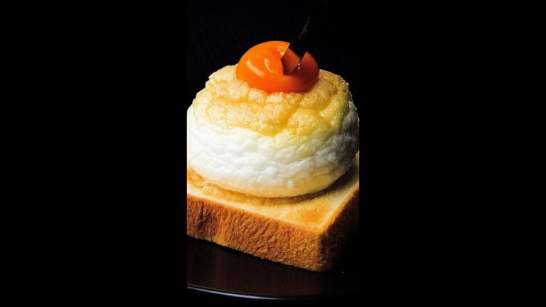 【とろける♡目玉焼き】厚さ5センチのふわふわ食感が神！簡単卵レシピ / Meringue Toast #shorts