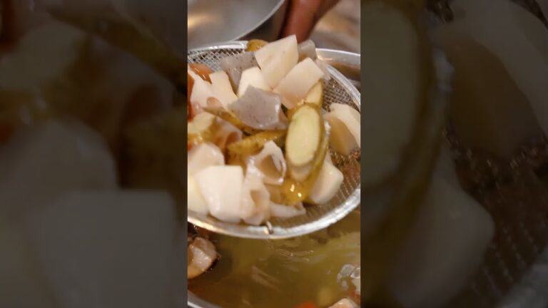 和食の神髄、ここに！ プロの料理人が伝授する絶品筑前煮｜クラシル #shorts