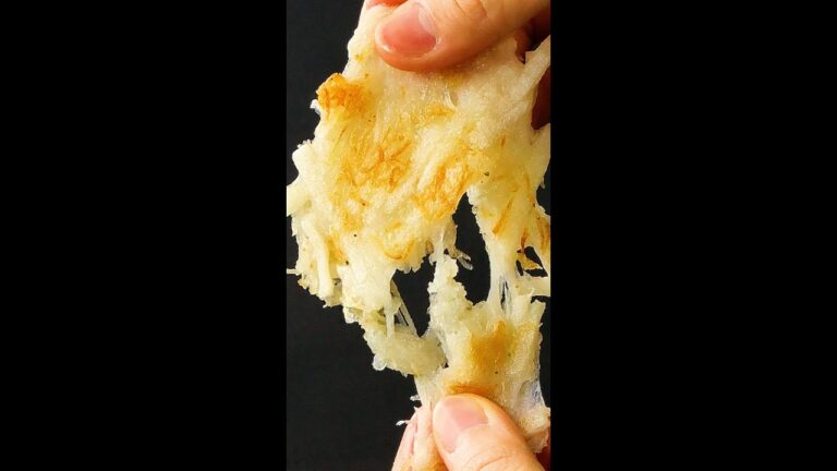 【家中の餅がなくなる！！】じゃがいも入れてカリカリ激うま♡簡単餅ポテトレシピ / Hashed Potato with Mochi #shorts