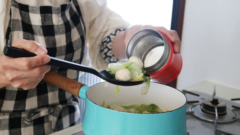 【お弁当作り】寒いときに食べたい温かい弁当!鶏団子と白菜のヒガシマルスープbento#933