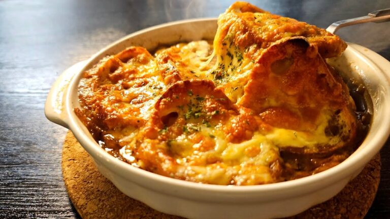 世界で一番美味しいスープの完成です。あまりにも美味しい最高傑作。チーズオニオングラタンスープ