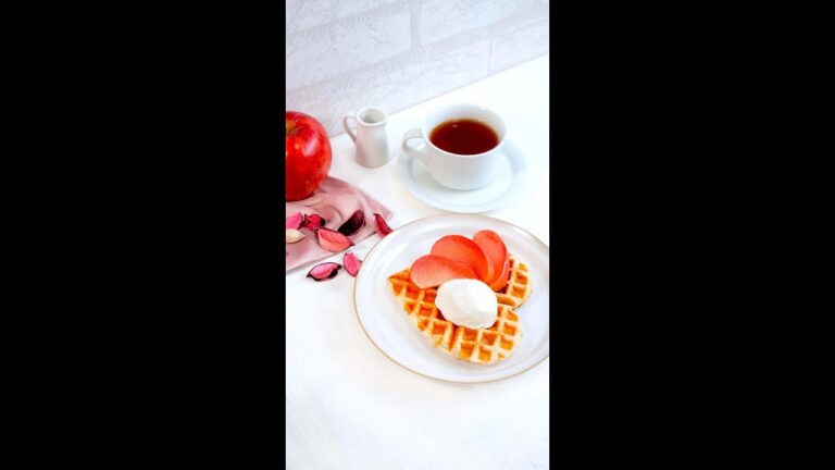 【のせて焼くだけでサクじゅわ！？】オーブン不要！簡単アップルパイ！ / Waffle Apple Pie #shorts