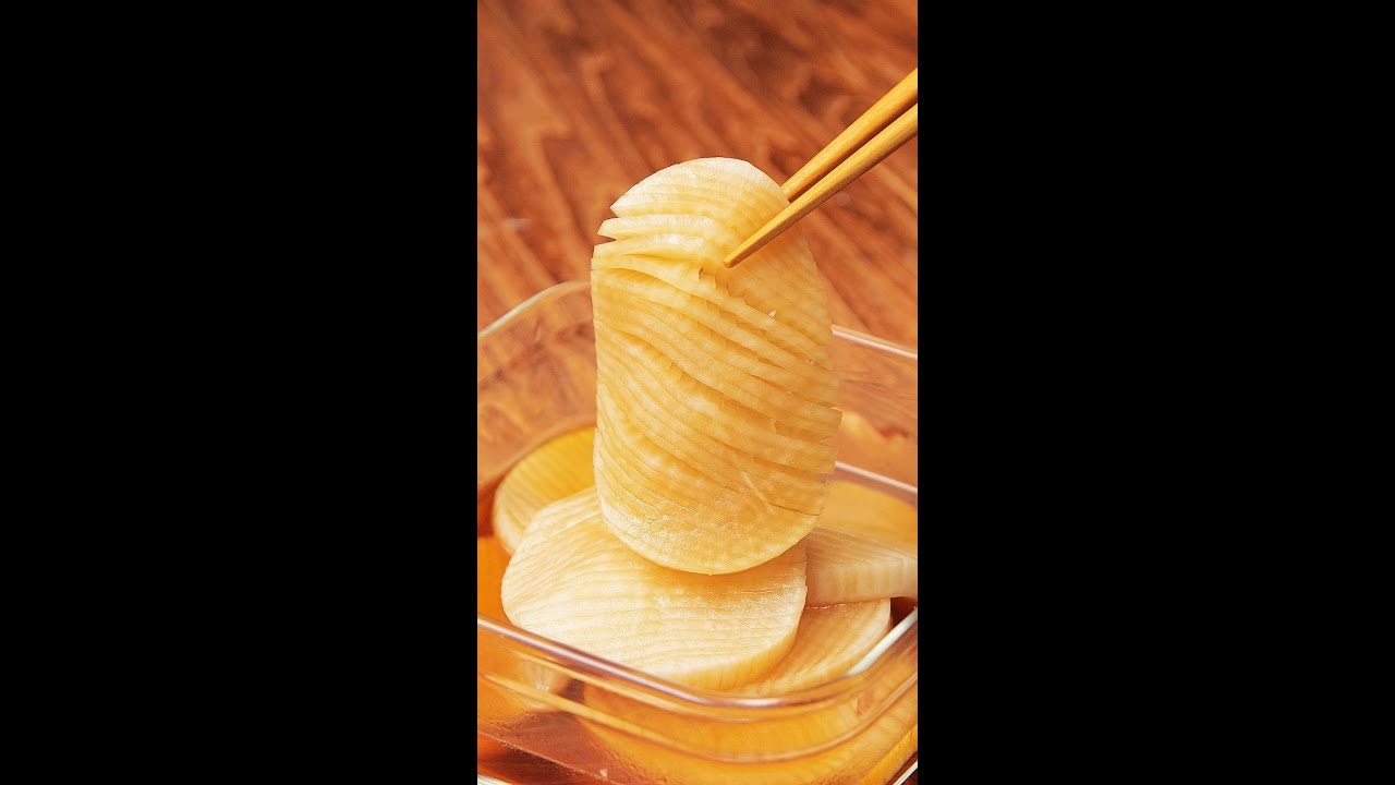 【待って簡単すぎて感動】漬けるだけパリパリ蛇腹大根 / Quick-Soak Radish Ribbons #Shorts - La Vie ...