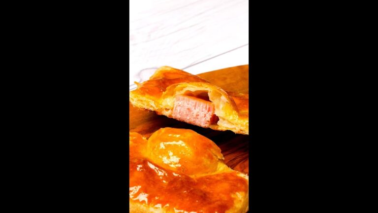 【パイシートが神すぎる】ひっくり返さない！？タタン風ベーコンタルトレシピ / Bacon Tarte Tatin #shorts