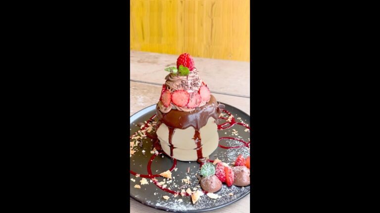 【ふわふわすぎる天使のパンケーキ！？】濃厚リッチ♡見逃せない極上のおいしさ！！ / Strawberry-Chocolate-Pancakes #shorts