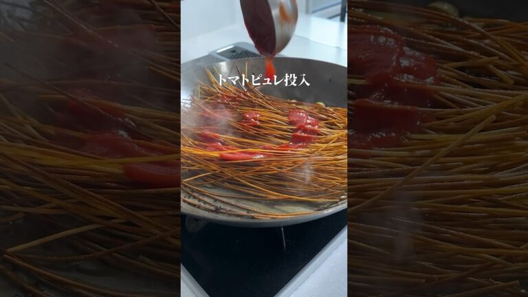 本場推奨🇮🇹【暗殺者のパスタ】36cmの鉄フライパンで作る!#shorts 本場推奨🇮🇹【暗殺者のパスタ】36cmの鉄フライパンで作る!#shorts