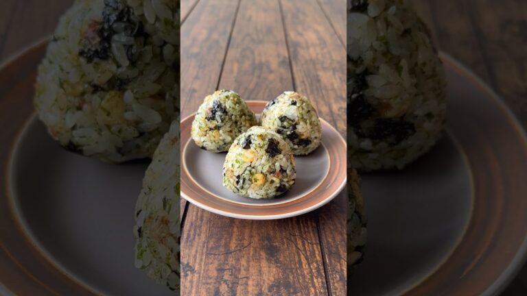 【Instagram300万再生‼️】韓国海苔と天かす鰹節青のりの混ぜおにぎり🍙