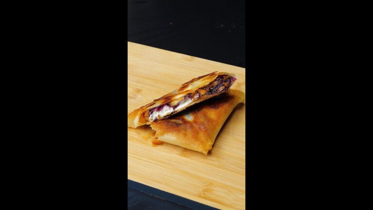 【簡単すぎっ】春巻きの皮でサクサクパイ / Crispy Blueberry Cream Cheese Pie with Spring Roll Wrappers #Shorts 【簡単すぎっ】春巻きの皮でサクサクパイ / Crispy Blueberry Cream Cheese Pie with Spring Roll Wrappers #Shorts