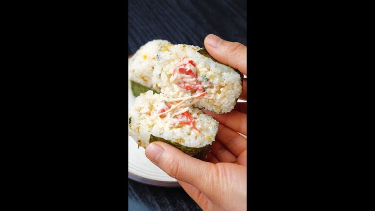 【簡単でおいしい】カニカマたっぷりのおにぎり / Rice Balls with Crab Sticks #Shorts