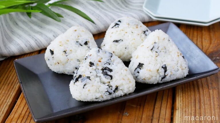 【韓国海苔おにぎり】ごま油香る!食欲そそる♪韓国海苔と鶏ガラスープの素で|macaroni(マカロニ) 【韓国海苔おにぎり】ごま油香る!食欲そそる♪韓国海苔と鶏ガラスープの素で|macaroni(マカロニ)