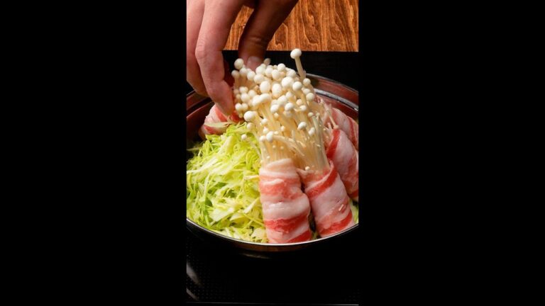 【キャベツの1番旨い食べ方♡】しみしみ鍋が正解！簡単無限おかずレシピ / Cabbage Hot Pot with Pork Wrapped Enoki #shorts