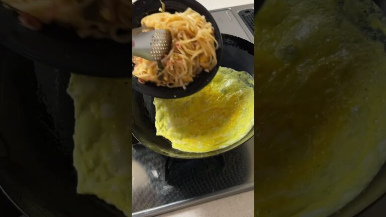 パッタイホーカイが食べたかったので、タイ料理屋さんでテイクアウトしたパッタイを薄焼き卵で包んでみました！ #タイ料理 #パッタイ