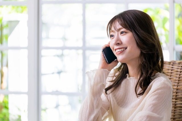 電話する女性