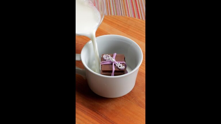 【まるでびっくり箱？】見た目がキュートなチョコボムの作り方 / Hot Chocolate Bomb #shorts