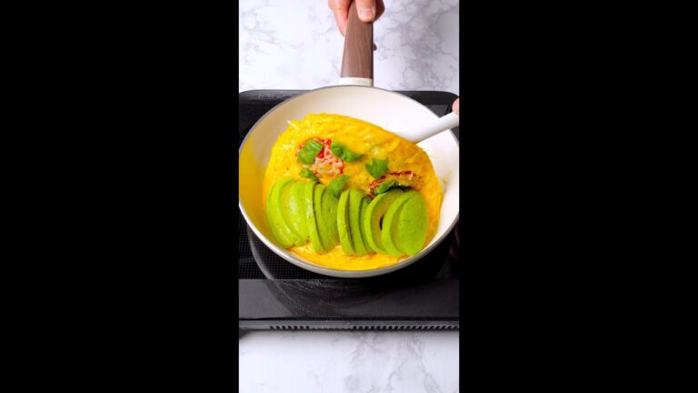 【これやったことある人いる？】まな板を使った裏技！ワンパン簡単トルティーヤの作り方 / Cheese & Tomato Quesadillas #shorts