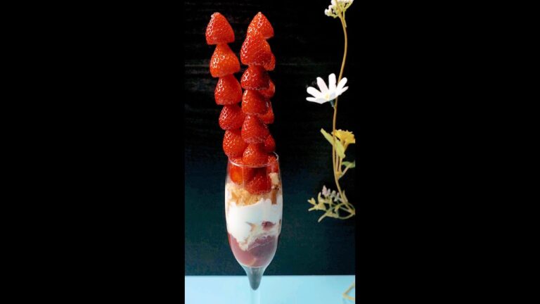 【シメはやっぱパフェでしょ】食後に食べたい！ぜいたくいちごパフェ / StrawberryParfait #shorts