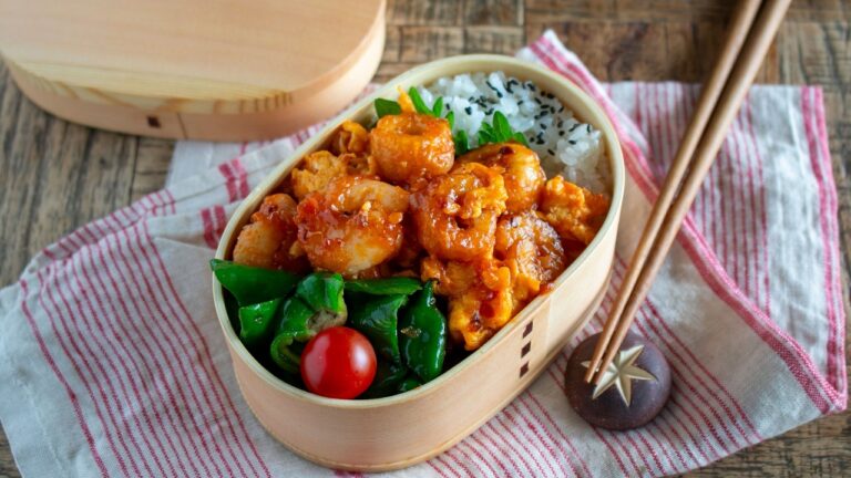 【お弁当作り】「エビにしか見えない!」節約なのにウマすぎる♡ふわふわ卵のちくわエビチリ弁当bento#969