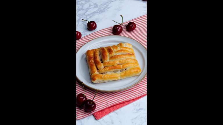 【冷凍パイシートでここまでできるの！？】ポイントはパイ生地の編み方♪本格チェリーパイレシピ / Cherry Pie #shorts