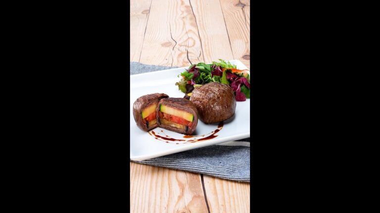 【お肉の中に旨みをぎゅ〜っと閉じ込めました！】断面美に思わず乾杯♪夏野菜の包み焼き / Meat Wrapped Vegetables #shorts