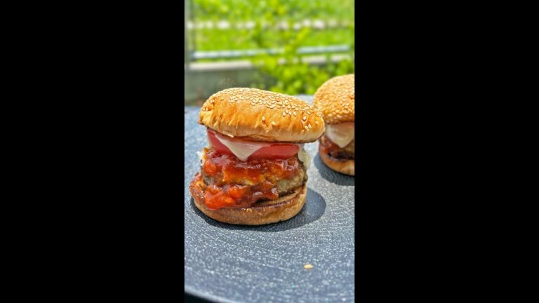 【BBQでこれ絶対作って】マルチグリドルがあれば最高においしいハンバーガーが作れちゃう！ / Homemade Hamburgers #shorts