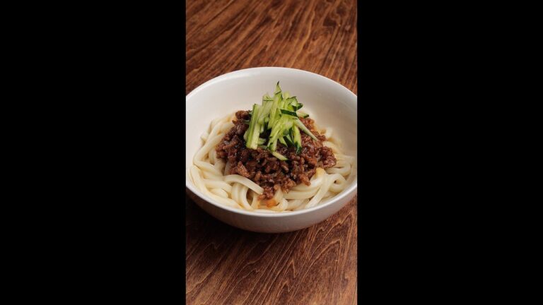 【夏場に絶対食べたいうどん料理】めんと絡み合ってめちゃ旨い甘辛ぶっかけうどん！ / Sweet and Spicy Meat Miso Udon #Shorts