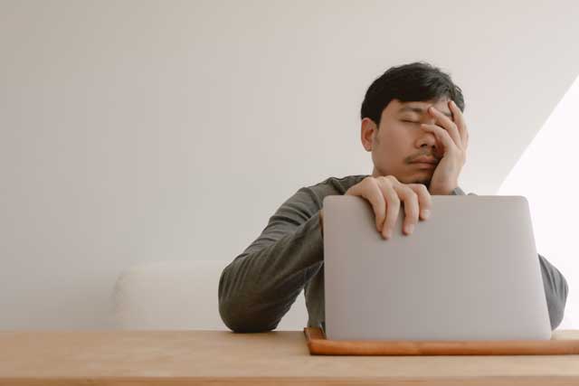 疲れた男性