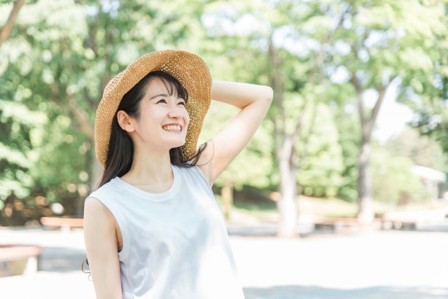 日を浴びる　夏　女性