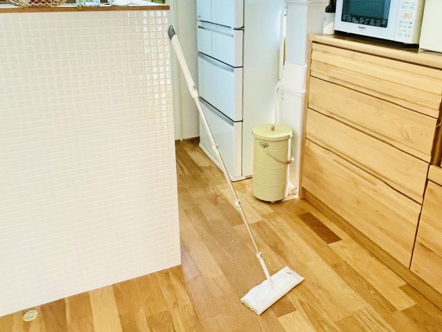 朝におすすめ！フローリングワイパーで床掃除