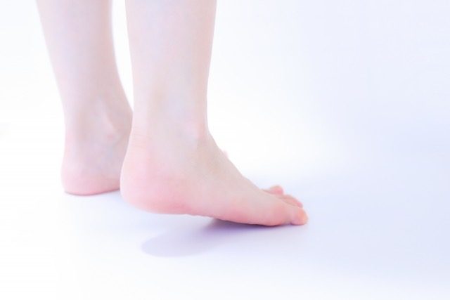 足元　素足