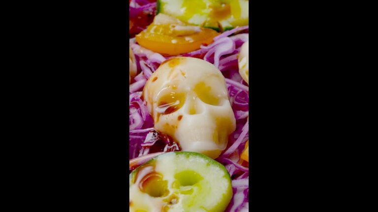 【チーズを型に入れてレンジで溶かすだけ】2024年のハロウィン人気レシピ!超簡単な骸骨チーズサラダ / Skull Cheese Salad #shorts 【チーズを型に入れてレンジで溶かすだけ】2024年のハロウィン人気レシピ!超簡単な骸骨チーズサラダ / Skull Cheese Salad #shorts