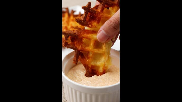 【じゃがいも丸ごと挟んじゃえ！】材料2つだけでカリふわっ♪ワッフルポテト / Potato Waffles #shorts