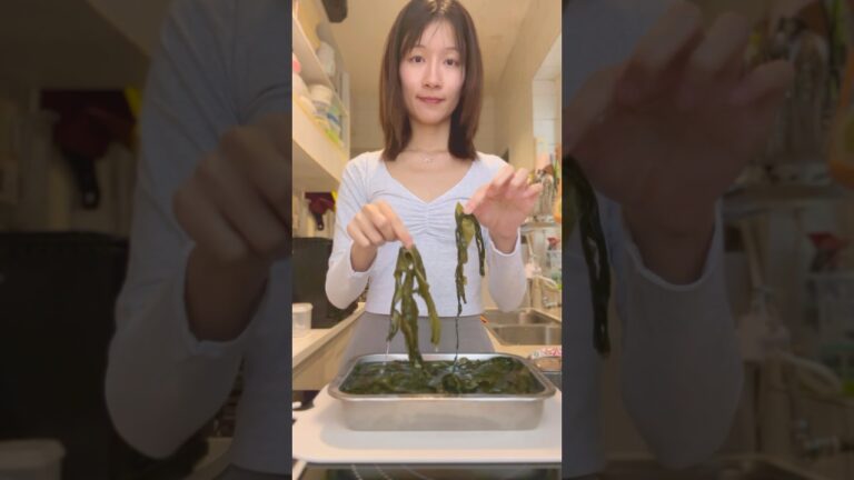 Are you craving for a warm soup? seaweed soup 미역국| filled with fragrance of garlic and sesame oil