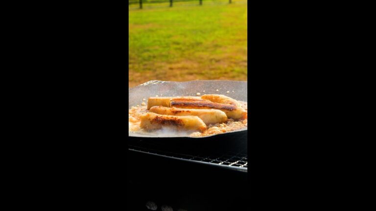 【アウトドアならではの豪快スイーツ】炎に歓声が上がる♪バナナフランベ / Bananas Flambé #shorts