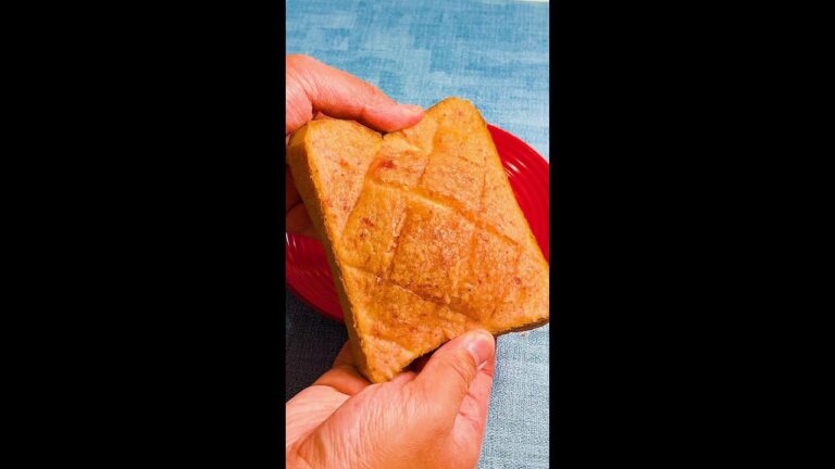 【いちごとサクふわの魔法】材料少なめで超簡単！いちご香るふんわりメロンパン風食パンを作ろう♪ / Strawberry Sweet Cookie Bread #Shorts