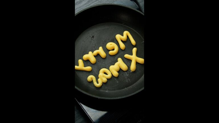 【世界一旨いパンケーキの作り方♡】簡単かわいい！クリスマススイーツレシピ / Holiday Pancakes #Shorts