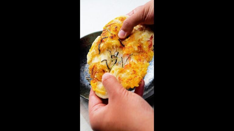 【余った餅とチーズで神アレンジ】もちもちのびーる！カニカマで彩る簡単餅おつまみ♡ / Fluffy Mochi Crab Sticks #Shorts