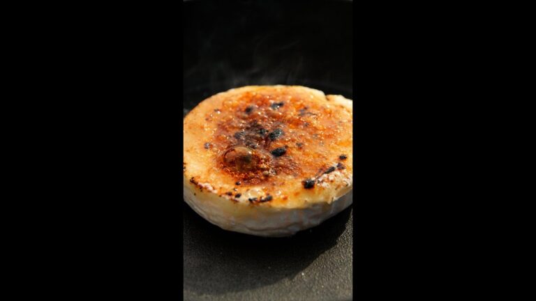 【なにこのパリとろ食感!?】「甘じょっぱいのが最高!」カマンベールブリュレ / Camembert Brulee #shorts 【なにこのパリとろ食感!?】「甘じょっぱいのが最高!」カマンベールブリュレ / Camembert Brulee #shorts