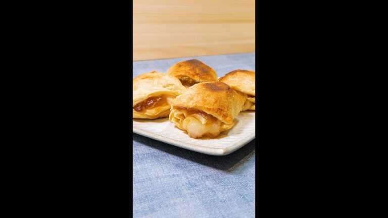 【餅アレンジの正解はコレでした】パイ生地とお餅が出会った！サクサク×とろ〜り♡みたらしもちパイがウマすぎる！/ Puff Pastry with Mochi Filling #Shorts