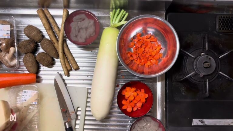 12/30 お煮しめ・お雑煮・酢蓮の野菜を切る