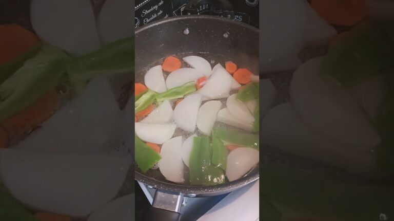 冬寒い季節でも楽しめる屋台気分で大根揚げ物とおでん🍢を作りました✨⑥ 野菜を揚げる前にお湯で茹でてアク抜きをして柔らかくします✨ #shorts