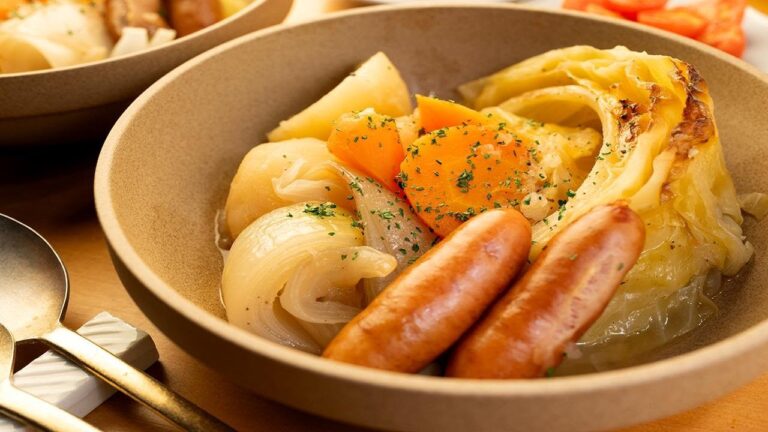 【ごはんがすすむ】ウインナーと野菜の旨味がぎゅっと凝縮！『キャベツのポトフ』