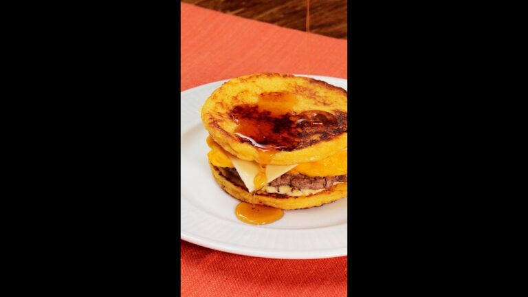 【食パンで簡単】「うますぎ」「毎朝これで決まり」甘しょっぱさがクセになる！自家製ソーセージグリドル / Breakfast Sandwich with Homemade Patty #Shorts