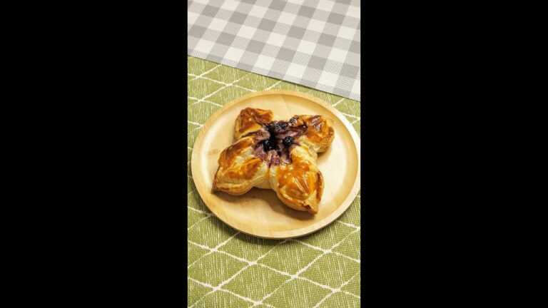 【サクッと咲いた♡】「かわいい///」「パイシート最高」ブルーベリー香るお花のサクサククリームチーズパイ / Puff Pastry with Cream cheese & blueberry