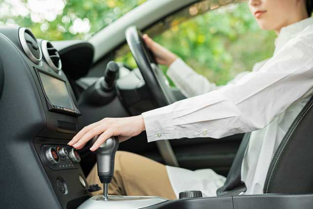 運転　女性　車
