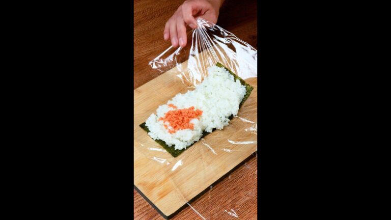 【おにぎりを爆速で作る方法♡】「簡単すぎて驚いた！」「今日からできる！」絶対使える、おにぎりの裏技 / Easy Onigiri #shorts