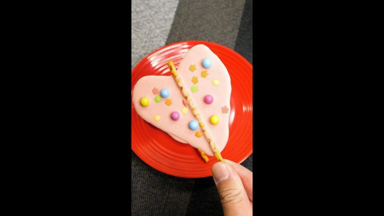 【材料3つ♡冷やすだけ！】かわいい手作りハートチョコ♡3ステップで簡単！ / Chocolate Hearts #Shorts