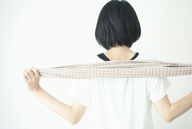 タオルストレッチの女性