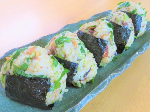 イワシ缶と三つ葉のおにぎり
