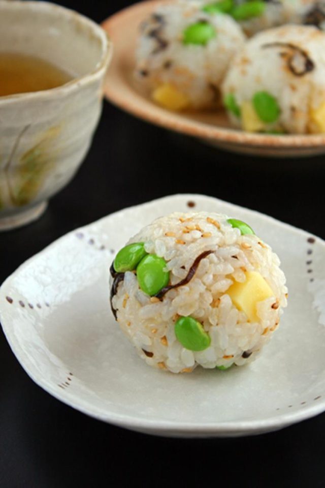 枝豆と塩昆布チーズのおにぎり