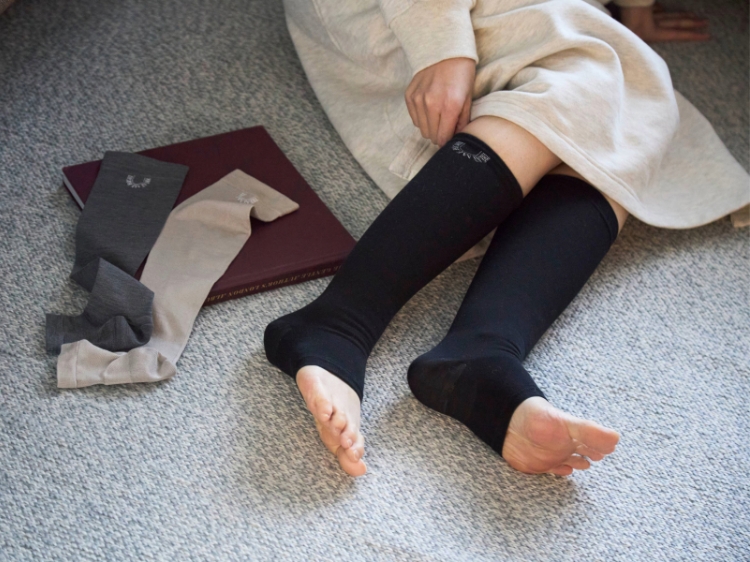TREAT ME RIGHT /silk compression socks